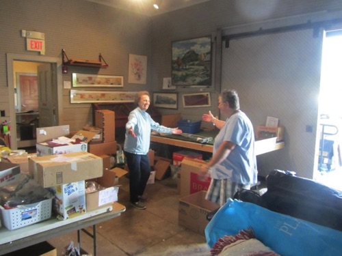 2013-06-08 Setting up. (Marion & Cindy) Yard Sale. IMG_2665.jpg